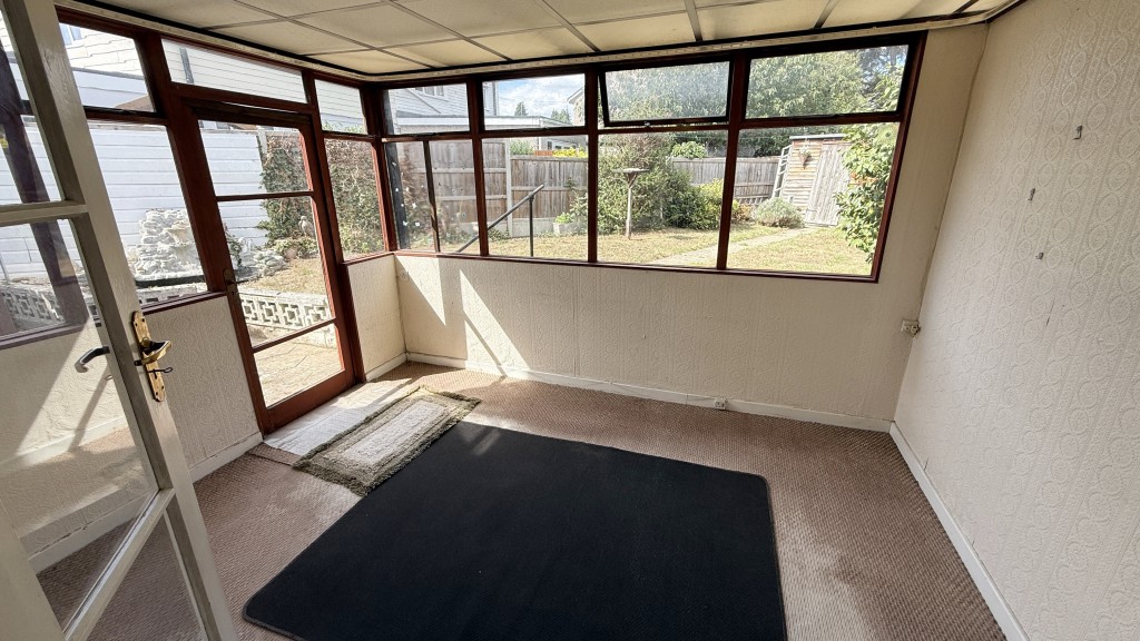 Lot: 81 - VACANT SEMI-DETACHED HOUSE REQUIRING MODERNISATION - Internal image of conservatory from dining area